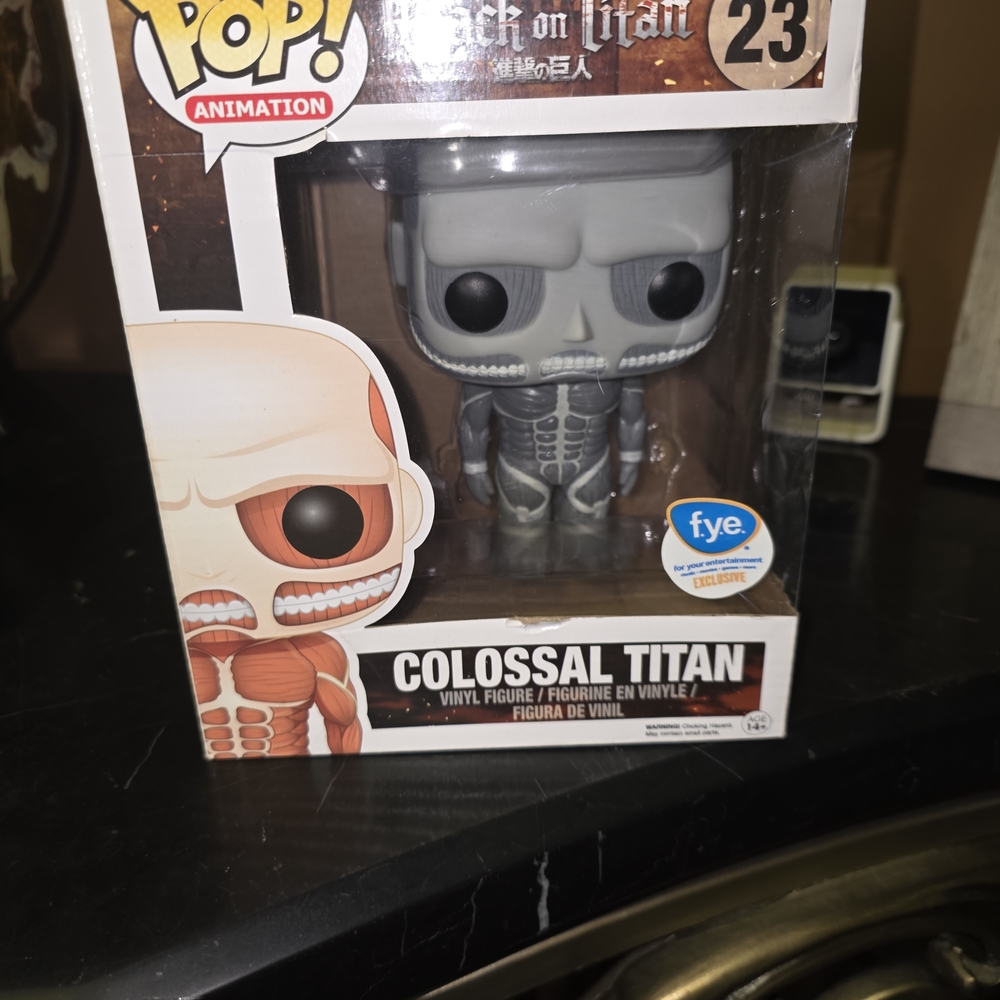 Colossal Titan Vinyl Figure - Gray